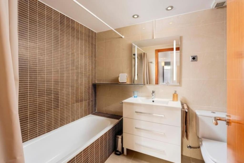 Acogedor Apartamento Cerca Del Casco Antiguo Χιρόνα Εξωτερικό φωτογραφία
